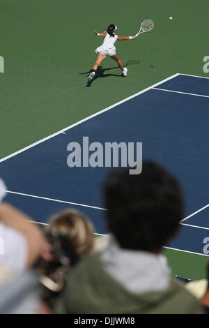 20 août 2010 - Montréal, Québec, Canada - Jie ZHENG de Chine en action de jeu dans son match contre Svetlana Kuznetsova ensemencées onzième de la Russie durant la Coupe Rogers de tennis au Stade Uniprix à Montréal, Canada. KUZNETSOVA bat ZHENG en 2 jeux à l'avance pour les demi-finales..Crédit obligatoire : Philippe Champoux / Southcreek Global (Image Credit : © Philippe Champoux/Southcreek Banque D'Images