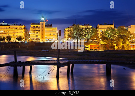 Vue de nuit sur la ville Alexandroupolis, capitale de la préfecture de l'Evros, Thrace (Thraki), Grèce. Banque D'Images