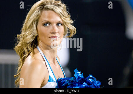 21 août 2010 - Durham, NC, États-Unis - 21 août 2010 : Panther Cheerleader au stade Bank of America, Charlotte NC.Crédit obligatoire : Mark Abbott / Southcreek Global (Image Crédit : © Mark Abbott Global/ZUMApress.com)/Southcreek Banque D'Images