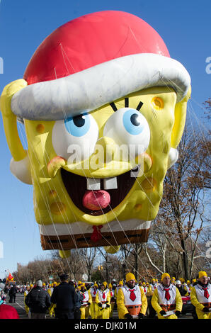 NEW YORK, NY, USA, le 28 novembre 2013. Le ballon Bob l'Éponge se déplace vers le bas Central Park West au cours de la 87e assemblée annuelle de Macy's Thanksgiving Day Parade. Crédit : Jennifer Booher/Alamy Live News Banque D'Images