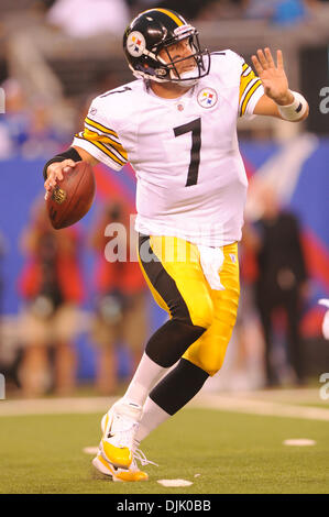 21 août, 2010 : Pittsburgh Steelers quarterback Ben Roethlisberger (7) jette une note au cours de premier semestre de la saison NFL de l'action entre les Giants de New York et Pittsburgh Steelers au New Meadowlands Stadium à East Rutherford, New Jersey. (Crédit Image : © Vous Schneekloth/global/ZUMApress.com) Southcreek Banque D'Images