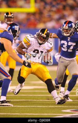 21 août, 2010 : Pittsburgh Steelers Joe évoluait Burnett (27) retourne une interception au cours de premier semestre de la saison NFL de l'action entre les Giants de New York et Pittsburgh Steelers au New Meadowlands Stadium à East Rutherford, New Jersey. (Crédit Image : © Vous Schneekloth/global/ZUMApress.com) Southcreek Banque D'Images