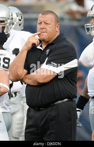 21 août 2010 - Chicago, Illinois, États-Unis d'Amérique - Oakland Raiders l'entraîneur-chef Tom Cable veille sur son équipe avant la pré-saison match entre les ours de Chicago et l'Oakland Raiders à Soldier Field, à Chicago, IL. Les raiders a vaincu les Bears 32-17. (Crédit Image : © John Rowland/ZUMApress.com) Southcreek/mondial Banque D'Images