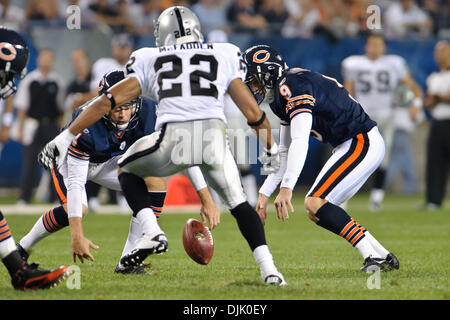 21 août 2010 - Chicago, Illinois, États-Unis d'Amérique - Chicago Bears punter Brad Maynard (4) et placer kicker Robbie Gould (9) essayer de récupérer la balle après un mauvais snap on a déposé au cours de la tentative de la pré-saison match entre les ours de Chicago et l'Oakland Raiders à Soldier Field, à Chicago, IL. Les raiders a vaincu les Bears 32-17. (Crédit Image : © John Rowland/Southcre Banque D'Images