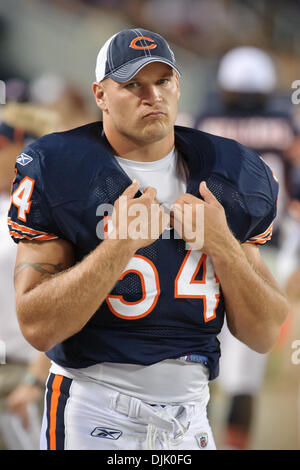 21 août 2010 - Chicago, Illinois, États-Unis d'Amérique - Chicago Bears secondeur Brian Urlacher (54) sur la ligne de côté pendant la 2ème moitié de la pré-saison match entre les ours de Chicago et l'Oakland Raiders à Soldier Field, à Chicago, IL. Urlacher a été blessé dans la première série du jeu, et ne sont pas revenus. Les raiders a vaincu les Bears 32-17. (Crédit Image : © John R Banque D'Images