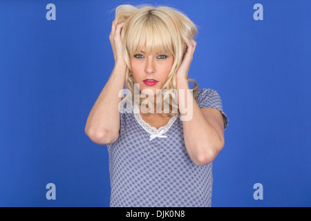 Parution modèle jeune femme en colère en colère. Banque D'Images