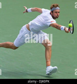 Aug 22, 2010 - Cincinnati, Ohio, États-Unis - Mardy Fish atteint pour retourner un Roger Federer servir à l'Ouest et du Sud 2010 Le tournoi de tennis de groupe financier. Mardy Fish perd 7-6, 6-7, 4-6. (Crédit Image : © Andrew Patron/ZUMApress.com) Banque D'Images