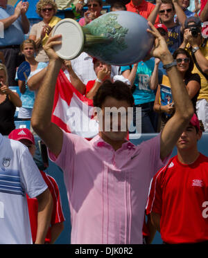 Aug 22, 2010 - Cincinnati, Ohio, États-Unis - Roger Federer remporte le 2010 l'Ouest et le sud du tournoi de tennis de groupe financier (crédit Image : © Andrew Patron/ZUMApress) Banque D'Images