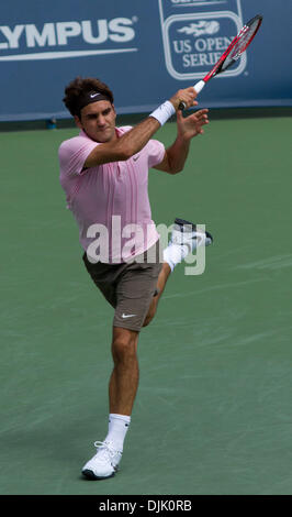 Aug 22, 2010 - Cincinnati, Ohio, États-Unis - ROGER FEDERER renvoie une balle contre Mardy Fish à l'Ouest et du Sud 2010 Tournoi de tennis du Groupe Financier. Federer 6-7, 7-6, wépion 6-4. Jour 7 (Crédit Image : © Andrew Patron/ZUMApress) Banque D'Images