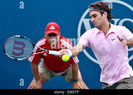 22 août 2010 - Mason, Ohio, États-Unis d'Amérique - Roger Federer (SUI) en action de jeu durant la finale hommes le dimanche à l'Ouest et le Sud de l'Tennis Masters tour joué au Lindner Family Tennis Center de Mason dans l'Ohio. (Crédit Image : © John Longo/ZUMApress.com) Southcreek/mondial Banque D'Images