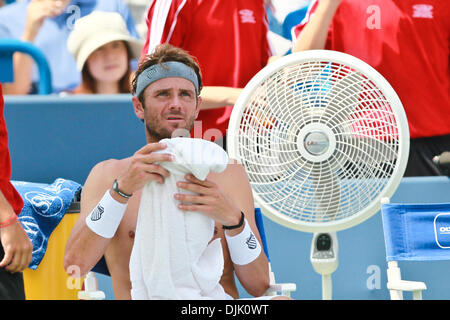 22 août 2010 - Mason, Ohio, États-Unis d'Amérique - Mardy Fish (USA) l'évolution des chemises entre les séries au cours de la finale hommes le dimanche à l'Ouest et le Sud de l'Tennis Masters tour joué au Lindner Family Tennis Center de Mason dans l'Ohio. (Crédit Image : © John Longo/ZUMApress.com) Southcreek/mondial Banque D'Images