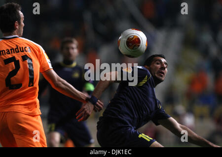 Nicosie, Chypre. 28 nov., 2013. Lecteur FC Apoel Nicosie Gustavo Manduca et Maccabi Tel Aviv Fc player Eytan Tibi lutte pour la balle durant leur Europa League match de football au stade du SGP à Nicosie, Chypre, Jeudi, Novembre 28, 2013 Credit : Yiannis Kourtoglou/Alamy Live News Banque D'Images