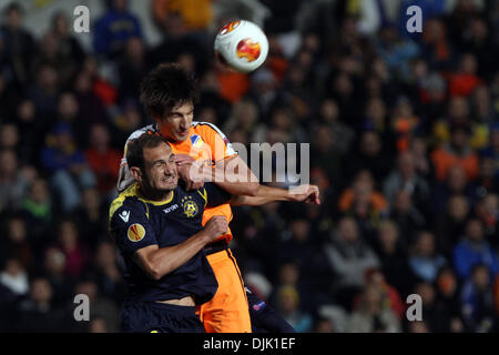 Nicosie, Chypre. 28 nov., 2013. Lecteur FC Apoel Nicosie Haritz Borda et Maccabi Tel Aviv Fc dvd Carlos Garcia lutte pour la balle durant leur Europa League match de football au stade du SGP à Nicosie, Chypre, Jeudi, Novembre 28, 2013 Credit : Yiannis Kourtoglou/Alamy Live News Banque D'Images