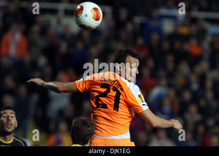 Nicosie, Chypre. 28 nov., 2013. Lecteur FC Apoel Nicosie Gustavo Manduca lutte pour la balle durant leur Europa League match de football au stade du SGP à Nicosie, Chypre, Jeudi, Novembre 28, 2013 Credit : Yiannis Kourtoglou/Alamy Live News Banque D'Images