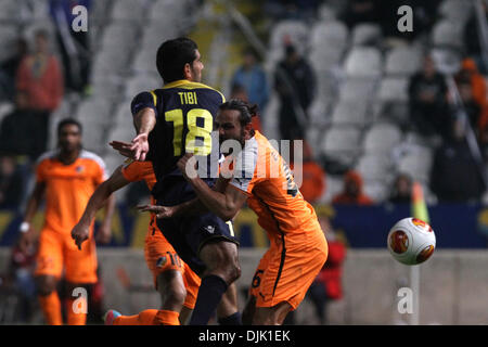 Nicosie, Chypre. 28 nov., 2013. Lecteur FC Apoel Nicosie Stathis Aloneftis et Maccabi Tel Aviv Fc player Eytan Tibi lutte pour la balle durant leur Europa League match de football au stade du SGP à Nicosie, Chypre, Jeudi, Novembre 28, 2013 Credit : Yiannis Kourtoglou/Alamy Live News Banque D'Images