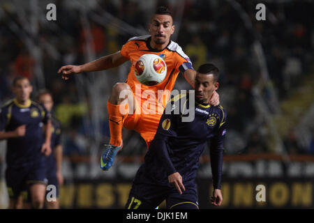 Nicosie, Chypre. 28 nov., 2013. Lecteur FC Apoel Nicosie Constantinos Charalambides et Maccabi Tel Aviv Fc dvd Daniel Einbinder lutte pour la balle durant leur Europa League match de football au stade du SGP à Nicosie, Chypre, Jeudi, Novembre 28, 2013 Credit : Yiannis Kourtoglou/Alamy Live News Banque D'Images