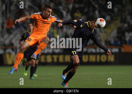 Nicosie, Chypre. 28 nov., 2013. Lecteur FC Apoel Nicosie Constantinos Charalambides et Maccabi Tel Aviv Fc dvd Daniel Einbinder lutte pour la balle durant leur Europa League match de football au stade du SGP à Nicosie, Chypre, Jeudi, Novembre 28, 2013 Credit : Yiannis Kourtoglou/Alamy Live News Banque D'Images