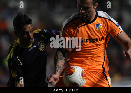 Nicosie, Chypre. 28 nov., 2013. Lecteur FC Apoel Nicosie Marcelo Oliveira et Maccabi Tel Aviv Fc player Barak uItzhaki lutte pour la balle durant leur Europa League match de football au stade du SGP à Nicosie, Chypre, Jeudi, Novembre 28, 2013 Credit : Yiannis Kourtoglou/Alamy Live News Banque D'Images