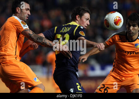 Nicosie, Chypre. 28 nov., 2013. Lecteur FC Apoel Nicosie Marcelo Oliveira et Maccabi Tel Aviv Fc player Omri Altman lutte pour la balle durant leur Europa League match de football au stade du SGP à Nicosie, Chypre, Jeudi, Novembre 28, 2013 Credit : Yiannis Kourtoglou/Alamy Live News Banque D'Images