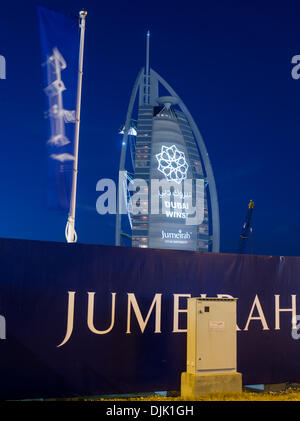 La célébration sur rendez-vous à Dubaï, après le comité a choisi la perle de unis d'accueillir l'Expo 2020. Le Landmark Hotel 7 étoiles Burj Al Arab affiche un message gagnant sur la façade extérieure Banque D'Images