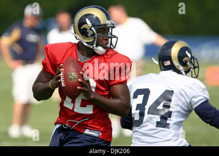 24 août 2010 - Earth City, Missouri, États-Unis d'Amérique - Saint Louis Rams Quarterback Thaddeus Lewis (# 12) au cours Saint Louis Rams camp d'entraînement de l'après-midi s'est tenue au Centre de formation de Russell Earth City, Missouri. (Crédit Image : © Scott Kane/ZUMApress.com) Southcreek/mondial Banque D'Images