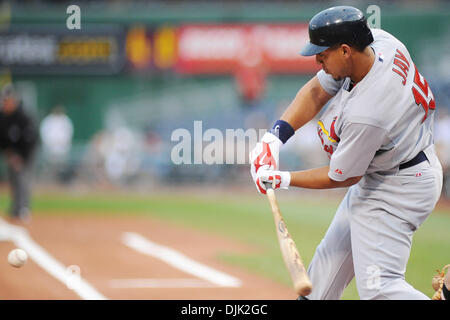 24 août 2010 - Pittsburgh, Pennsylvanie, États-Unis d'Amérique - St. Louis Cardinals' outfielder JON JAY (15) frappe dehors balançant dans la première manche comme les pirates prendre sur les cardinaux au PNC Park à Pittsburgh, PA. (Crédit Image : © Dean Beattie/global/ZUMApress.com) Southcreek Banque D'Images