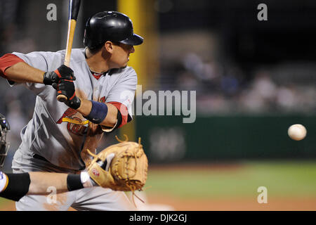 24 août 2010 - Pittsburgh, Pennsylvanie, États-Unis d'Amérique - le voltigeur des Cardinals de Saint-Louis Craig Allen (8) prend la bille 2 en sixième manche comme les pirates prendre sur les cardinaux au PNC Park à Pittsburgh, PA. (Crédit Image : © Dean Beattie/global/ZUMApress.com) Southcreek Banque D'Images