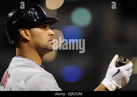 24 août 2010 - Pittsburgh, Pennsylvanie, États-Unis d'Amérique - St. Louis Cardinals' 1B ALBERT PUJOLS (5) attend dans le cercle sur le pont dans la septième manche comme les pirates prendre sur les cardinaux au PNC Park à Pittsburgh, PA. (Crédit Image : © Dean Beattie/global/ZUMApress.com) Southcreek Banque D'Images