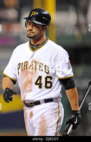 24 août 2010 - Pittsburgh, Pennsylvanie, États-Unis d'Amérique - Pittsburgh Pirates' 1B Garrett Jones (46) promenades retour à l'étang-réservoir après substitution, à balancer dans la quatrième manche que les pirates prendre sur les cardinaux au PNC Park à Pittsburgh, PA. (Crédit Image : © Dean Beattie/global/ZUMApress.com) Southcreek Banque D'Images