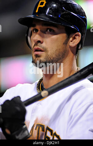 24 août 2010 - Pittsburgh, Pennsylvanie, États-Unis d'Amérique - Pittsburgh Pirates' 1B Garrett Jones (46) se trouve dans le cercle sur le pont avant d'aller se bat dans la quatrième manche que les pirates prendre sur les cardinaux au PNC Park à Pittsburgh, PA. (Crédit Image : © Dean Beattie/global/ZUMApress.com) Southcreek Banque D'Images