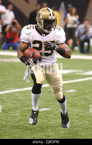 Août 21, 2010 : New Orleans Saints Reggie Bush running back (25) exécute la balle pendant la pré-saison match entre les New Orleans Saints et les Chargers de San Diego au Louisiana Superdome à la Nouvelle Orléans, Louisiane. (Crédit Image : © Donald Page/global/ZUMApress.com) Southcreek Banque D'Images