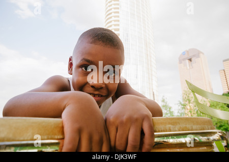 Afroamerican kid playing bongos dans Klyde Park, centre-ville de Dallas. Banque D'Images