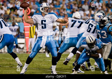 28 août 2010 - Charlotte, Caroline du Nord, États-Unis d'Amérique - Tennessee Titans quarterback Kerry Collins (5) prévoit jusqu'à jeter le champ à Bank of America Stadium, Charlotte NC. (Crédit Image : © Mark Abbott Global/ZUMApress.com)/Southcreek Banque D'Images