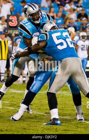 28 août 2010 - Charlotte, Caroline du Nord, États-Unis d'Amérique - Carolina Panthers linebacker Jon Beason (52) et évoluait Carolina Panthers Richard Marshall (31) Sac Tennessee Titans quarterback Kerry Collins (5) au stade Bank of America, Charlotte NC. (Crédit Image : © Mark Abbott Global/ZUMApress.com)/Southcreek Banque D'Images