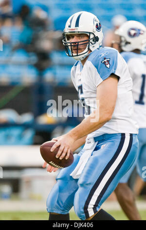 28 août 2010 - Charlotte, Caroline du Nord, États-Unis d'Amérique - Tennessee Titans quarterback Kerry Collins (5) se réchauffer se mette à la Bank of America Stadium, Charlotte NC. (Crédit Image : © Mark Abbott Global/ZUMApress.com)/Southcreek Banque D'Images