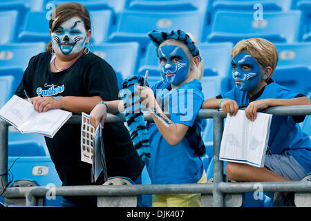 28 août 2010 - Charlotte, Caroline du Nord, États-Unis d'Amérique - Panther jeunes fans attendre des autographes au stade Bank of America, Charlotte NC. (Crédit Image : © Mark Abbott Global/ZUMApress.com)/Southcreek Banque D'Images