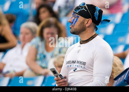 28 août 2010 - Charlotte, Caroline du Nord, États-Unis d'Amérique - Panther ventilateur avant match contre Tennessee Titans au stade Bank of America, Charlotte NC. (Crédit Image : © Mark Abbott Global/ZUMApress.com)/Southcreek Banque D'Images