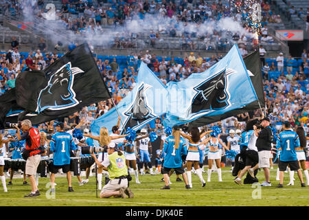 28 août 2010 - Charlotte, Caroline du Nord, États-Unis d'Amérique - présentation des joueurs sur jeu contre Titans au stade Bank of America, Charlotte NC. (Crédit Image : © Mark Abbott Global/ZUMApress.com)/Southcreek Banque D'Images