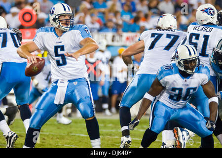 28 août 2010 - Charlotte, Caroline du Nord, États-Unis d'Amérique - Tennessee Titans quarterback Kerry Collins (5) tombe dans la poche comme Tennessee Titans d'utiliser de nouveau Samkon Gado blocs (36)au stade Bank of America, Charlotte NC. (Crédit Image : © Mark Abbott Global/ZUMApress.com)/Southcreek Banque D'Images