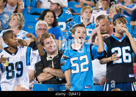 28 août 2010 - Charlotte, Caroline du Nord, États-Unis d'Amérique - Les jeunes fans Panther encourager leur équipe de stade Bank of America, Charlotte NC. (Crédit Image : © Mark Abbott Global/ZUMApress.com)/Southcreek Banque D'Images