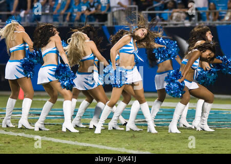 28 août 2010 - Charlotte, Caroline du Nord, États-Unis d'Amérique - Panther cheerleaders at Stade Bank of America, Charlotte NC. (Crédit Image : © Mark Abbott Global/ZUMApress.com)/Southcreek Banque D'Images