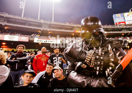 28 août 2010 - Oakland, Californie, États-Unis d'Amérique - 28 août. 2010 : un fan habillé comme Dark Vador au cours de la pré-saison match au Oakland-Alameda County Coliseum. Les San Francisco 49ers a vaincu les Raiders d'Oakland dans la bataille de la baie 28-24. (Crédit Image : © Konsta Goumenidis ZUMApress.com)/global/Southcreek Banque D'Images