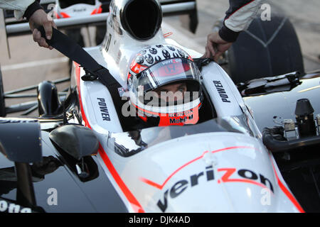 28 août 2010 - Joliet, Illinois, États-Unis d'Amérique - s'# 12 sur la grille avant le début de l'IZOD IndyCar Peak Antifreeze & Motor Oil Indy 300 à Chicagoland Speedway à Joliet, Illinois. (Crédit Image : © Geoffrey Siehr/ZUMApress.com) Southcreek/mondial Banque D'Images