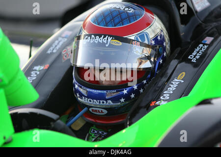 28 août 2010 - Joliet, Illinois, États-Unis d'Amérique - Danica Patrick sur la grille avant le début de l'IZOD IndyCar Peak Antifreeze & Motor Oil Indy 300 à Chicagoland Speedway à Joliet, Illinois. (Crédit Image : © Geoffrey Siehr/ZUMApress.com) Southcreek/mondial Banque D'Images