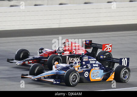 28 août 2010 - Joliet, Illinois, États-Unis d'Amérique - Vainqueur de Dario Franchitti # 10 (avant) conduit Marco Andretti # 26 (retour) au cours de l'IZOD IndyCar Peak Antifreeze & Motor Oil Indy 300 à Chicagoland Speedway à Joliet, Illinois. (Crédit Image : © Geoffrey Siehr/ZUMApress.com) Southcreek/mondial Banque D'Images