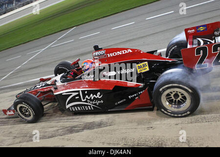 28 août 2010 - Joliet, Illinois, États-Unis d'Amérique - Justin Wilson # 22 fume les pneus laissant les fosses au cours de l'IZOD IndyCar Peak Antifreeze & Motor Oil Indy 300 à Chicagoland Speedway à Joliet, Illinois. (Crédit Image : © Geoffrey Siehr/ZUMApress.com) Southcreek/mondial Banque D'Images