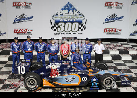 28 août 2010 - Joliet, Illinois, États-Unis d'Amérique - Dario Franchitti et l'équipage des Winners Circle après avoir remporté l'IZOD IndyCar Peak Antifreeze & Motor Oil Indy 300 à Chicagoland Speedway à Joliet, Illinois. (Crédit Image : © Geoffrey Siehr/ZUMApress.com) Southcreek/mondial Banque D'Images
