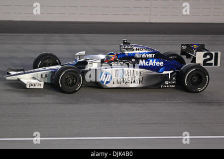 28 août 2010 - Joliet, Illinois, États-Unis d'Amérique - Davey Hamilton (21) au cours de l'IZOD IndyCar Peak Antifreeze & Motor Oil Indy 300 à Chicagoland Speedway. (Crédit Image : © Geoffrey Siehr/ZUMApress.com) Southcreek/mondial Banque D'Images