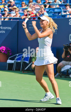 28 août 2010 - New Haven, Connecticut, États-Unis d'Amérique - # 1 graine Caroline Wozniacki (DEN) célèbre après avoir remporté de match à l'Pilot Pen Tennis la finale des femmes 6-3,3-6, 6-3. (Crédit Image : © Mark Fort/global/ZUMApress.com) Southcreek Banque D'Images