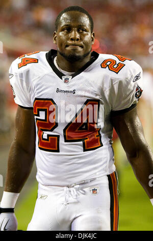 28 août 2010 - Tampa, Florida, United States of America - Tampa Bay Buccaneers en marche arrière Cadillac Williams (24) laisse le champ que la foudre près du stade stoppé le jeu après le premier trimestre. Tampa Buccaneers sont défaits par les les Jacksonville Jaguars 19-13 chez Raymond James Stadium de Tampa, Floride. (Crédit Image : © Anthony Smith/global/ZUMApress Southcreek.c Banque D'Images